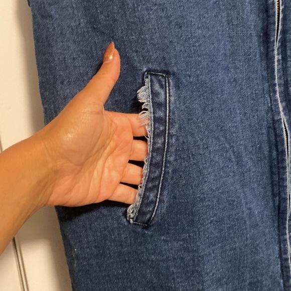 Mulan | Denim Sleeveless Vest with Frayed Edges est size small- large- Pockets - Picture 4 of 5